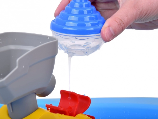 Blauer Wassertisch mit Mühlrad und Angelzubehör