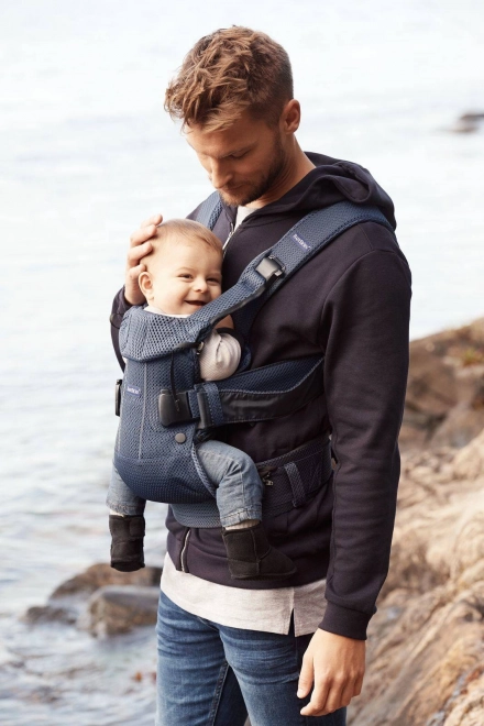 BABYBJÖRN ONE AIR - Babytrage, dunkelblau + Lätzchen für ergonomische Trage One – Blau