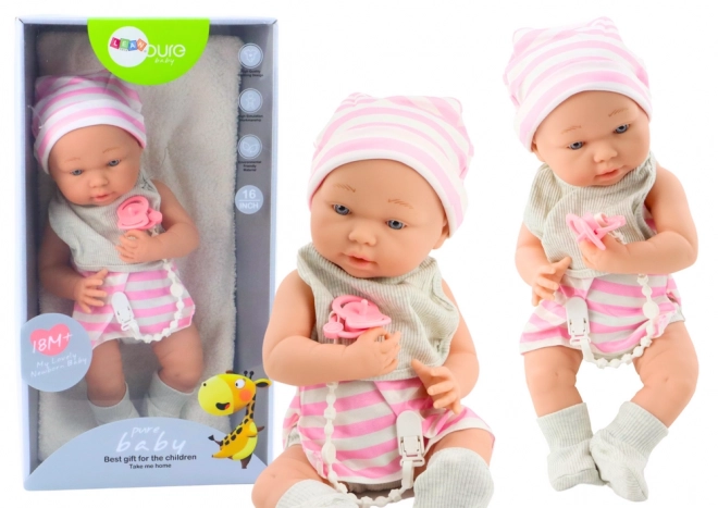 Puppenbaby im weiß-rosa Outfit mit Mütze und Zubehör