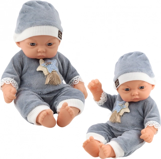 Baby-Puppe im grauen Pyjama mit Mütze