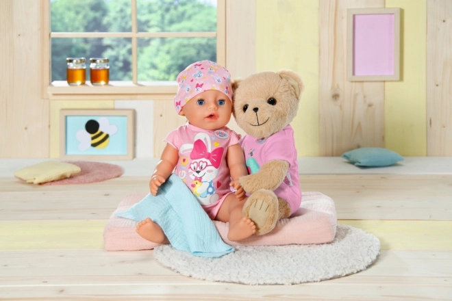 Babypuppe mit süßem Teddybär in rosa Outfit