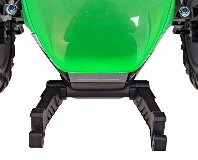 Kindertraktor mit grünem Anhänger