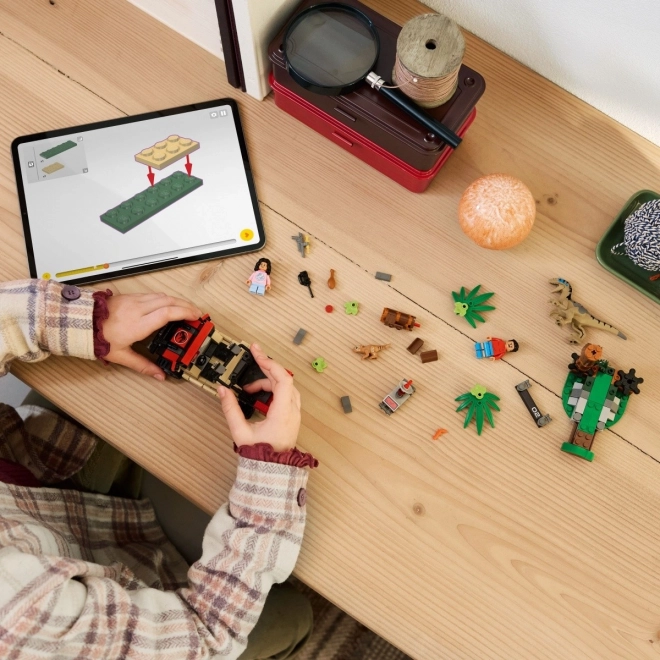 LEGO Jurassic World Bausatz: Flucht mit dem Geländewagen vor dem Velociraptor