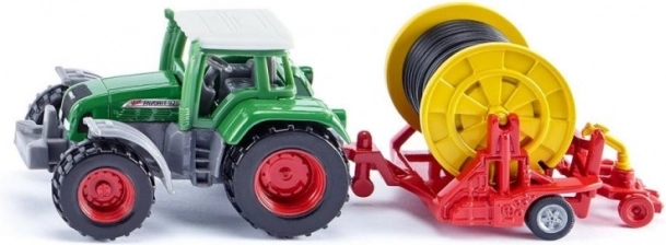 Traktor mit Sprühgerät