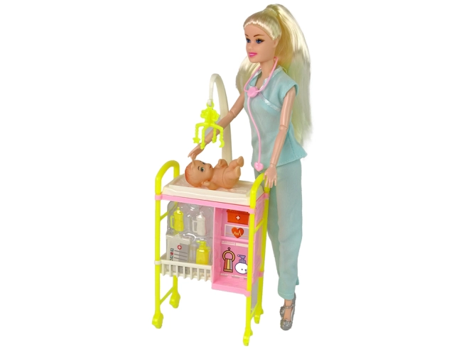 Realistische Pflege des Babys
