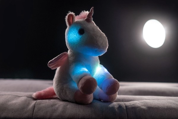 Plüsch-Einhorn mit Flügeln und Lichteffekten