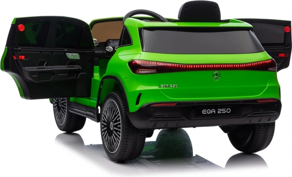 Elektrisches Auto Mercedes Benz EQA 250 grün