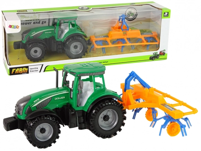 Grüner Traktor mit orange-blauem Schwader mit Reibungsantrieb