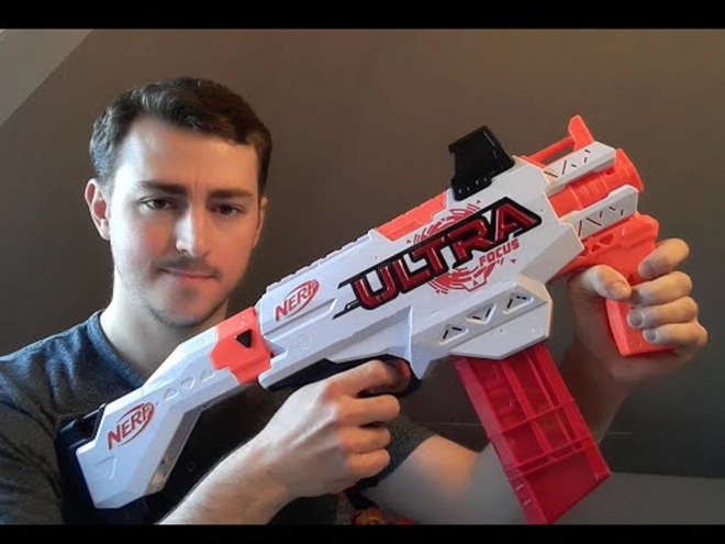 Nerf Ultra Focus Blaster mit Schaumstoffpfeilen