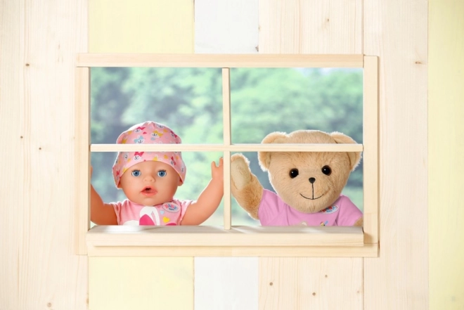 Babypuppe mit süßem Teddybär in rosa Outfit