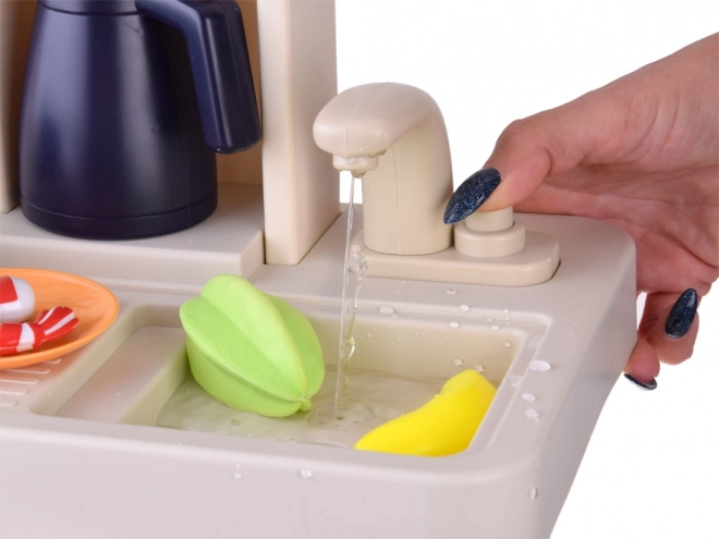 Funktionierender Wasserhahn mit fließendem Wasser