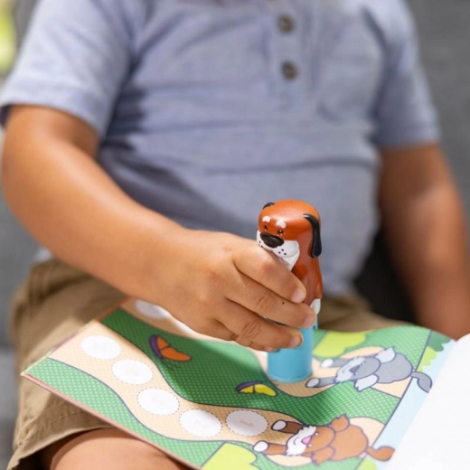 Niedliches Hundedesign motiviert zum Kreativsein