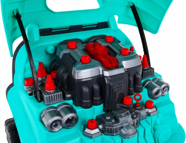 Öffnende Motorhaube und realistischer Motor