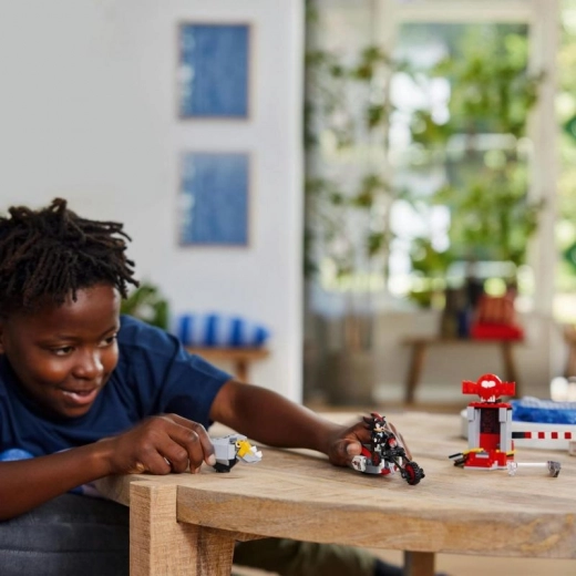 Kampf mit dem RhinoBot und Rettung von Clucky