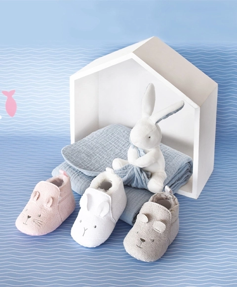 Doudou Geschenkset - Erste Schuhe für Babys 0-6 Monate Grau