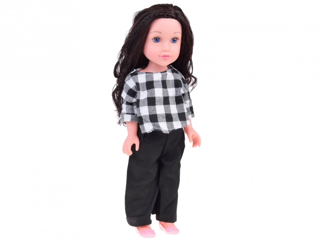 Große Puppe mit eleganter Kleidung und langen Haaren
