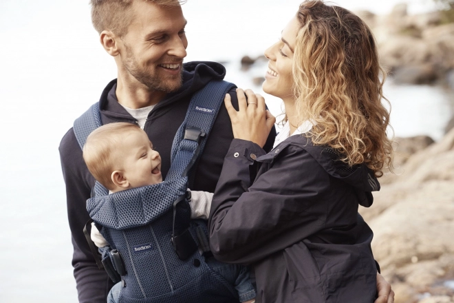 BABYBJÖRN ONE AIR - Babytrage, dunkelblau + Lätzchen für ergonomische Trage One – Blau