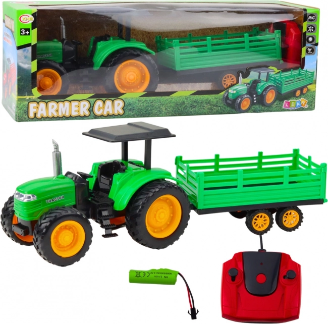 Grüner ferngesteuerter Bauer-Traktor mit Anhänger