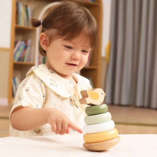 Spielspaß mit niedlichem Vögelchen