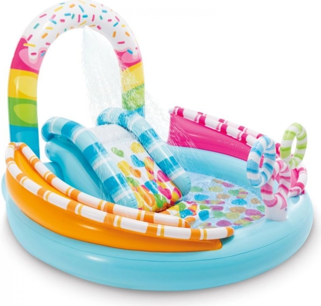 Wasserrutsche und Sprinkler für maximalen Spaß