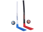 Kinderhockeyschläger mit Pucks für ein Hockeyturnier