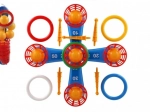 Kinder Wurfspiel mit Ringen und Körbchen mit Bällen im Netz