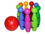 Kegelspiel im Netz mit Ball