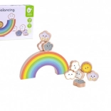 Holzbalance-Regenbogen mit Wolken