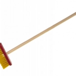 Teddies roter Kinderbesen mit Holzstiel