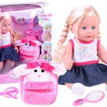 niedliche Puppe mit Zöpfen, rosa Rucksack und Brille