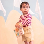 Holztafel mit Reiseabenteuer-Aktivitäten